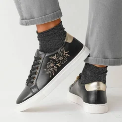 Baskets brodées et zippées