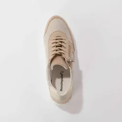 Baskets à lacets grande largeur, en cuir avec empiècements extensibles.
