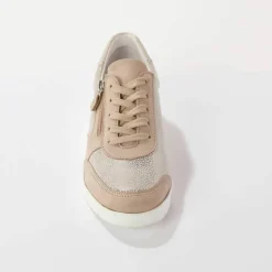 Baskets à lacets grande largeur, en cuir avec empiècements extensibles.