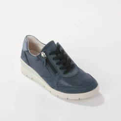 Baskets à lacets grande largeur, en cuir avec empiècements extensibles.