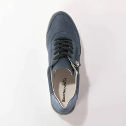 Baskets à lacets grande largeur, en cuir avec empiècements extensibles.