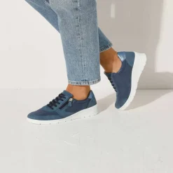 Baskets à lacets grande largeur, en cuir avec empiècements extensibles.