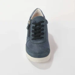 Baskets à lacets grande largeur, en cuir avec empiècements extensibles.