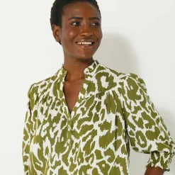 Blouse bicolore col tunisien, manches coudes smockées
