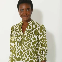 Blouse bicolore col tunisien, manches coudes smockées