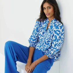 Blouse bicolore col tunisien, manches coudes smockées