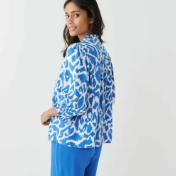 Blouse bicolore col tunisien, manches coudes smockées
