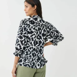 Blouse bicolore col tunisien, manches coudes smockées