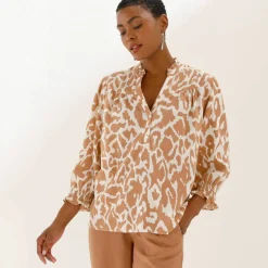 Blouse bicolore col tunisien, manches coudes smockées