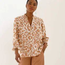 Blouse bicolore col tunisien, manches coudes smockées