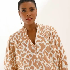 Blouse bicolore col tunisien, manches coudes smockées