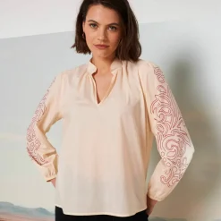 Blouse col montant, manches blousantes imprimées