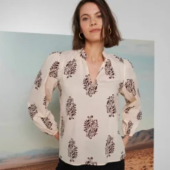 Blouse col montant, manches blousantes, imprimé ethnique