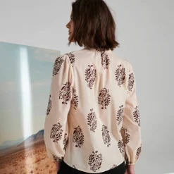 Blouse col montant, manches blousantes, imprimé ethnique