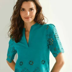Blouse col tunisien manches courtes, broderie anglaise