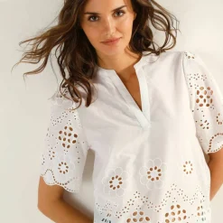 Blouse col tunisien manches courtes, broderie anglaise