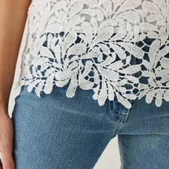 Blouse col V entièrement en macramé