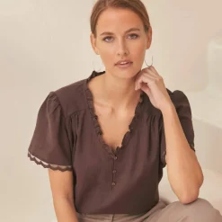 Blouse col V volanté, manches courtes