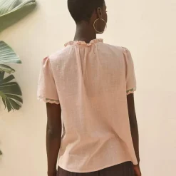 Blouse col V volanté, manches courtes