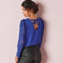 Blouse décolleté festonné dos, manches dentelle