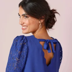 Blouse décolleté festonné dos, manches dentelle