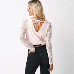 Blouse décolleté festonné dos, manches dentelle