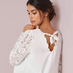 Blouse décolleté festonné dos, manches dentelle