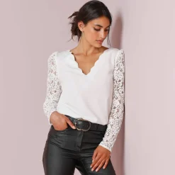 Blouse décolleté festonné dos, manches dentelle