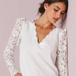 Blouse décolleté festonné dos, manches dentelle