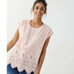 Blouse en broderie anglaise, sans manches