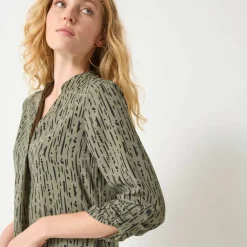 Blouse imprimé graphique col tunisien, crêpe