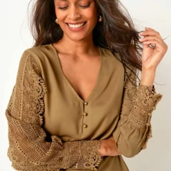 Blouse macramé col V manches longues, crêpe fluide