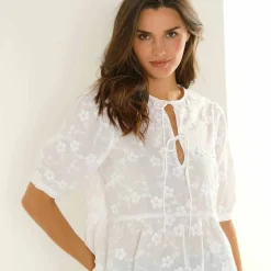 Blouse à nouettes, brodée fleurs 3D