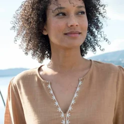 Blouse unie brodée en coton, col fendu