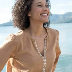 Blouse unie brodée en coton, col fendu