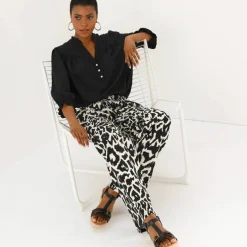 Blouse unie col tunisien, manches coudes smockées