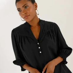 Blouse unie col tunisien, manches coudes smockées