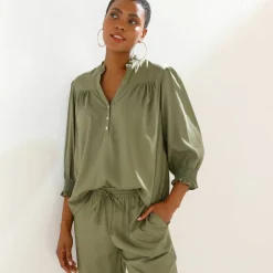 Blouse unie col tunisien, manches coudes smockées
