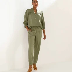 Blouse unie col tunisien, manches coudes smockées