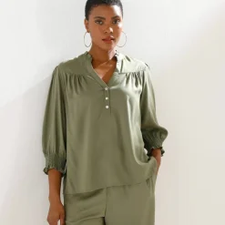 Blouse unie col tunisien, manches coudes smockées