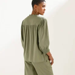 Blouse unie col tunisien, manches coudes smockées