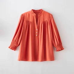 Blouse unie col tunisien, manches coudes smockées