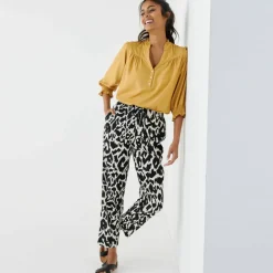 Blouse unie col tunisien, manches coudes smockées