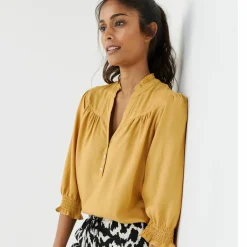 Blouse unie col tunisien, manches coudes smockées