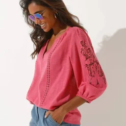 Blouse unie macramé, manches brodées