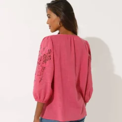 Blouse unie macramé, manches brodées