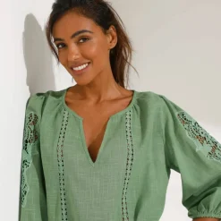 Blouse unie macramé, manches brodées