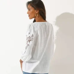 Blouse unie macramé, manches brodées