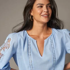Blouse unie macramé, manches brodées