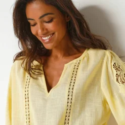Blouse unie macramé, manches brodées